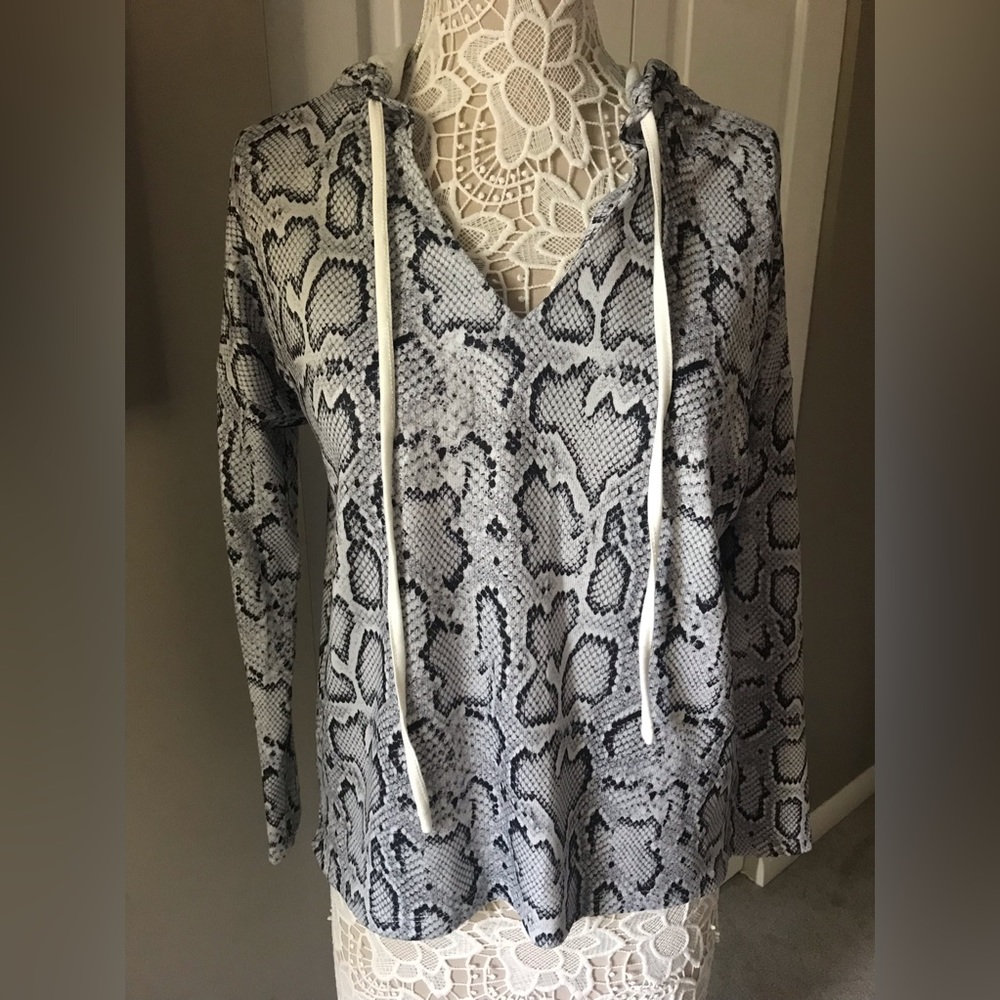 NWT Snakeskin hooded top Small